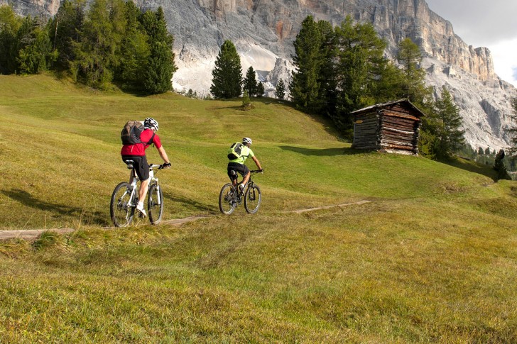 Radfahrer auf der Mountainbike-Strecke in Russbach