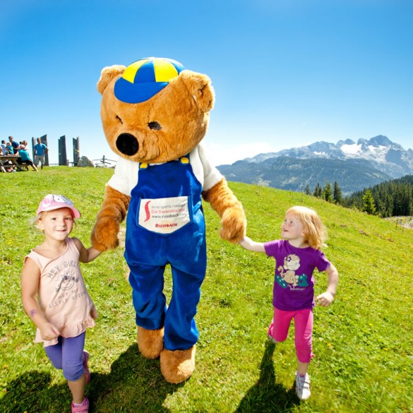 Kinder spielen mit dem Bruno Bär in Russbach